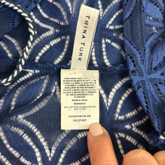 Trina Turk Cover-Up XS Blue Floral Crochet Hooded Swim Beach Resort Pool - Picture 7 of 14